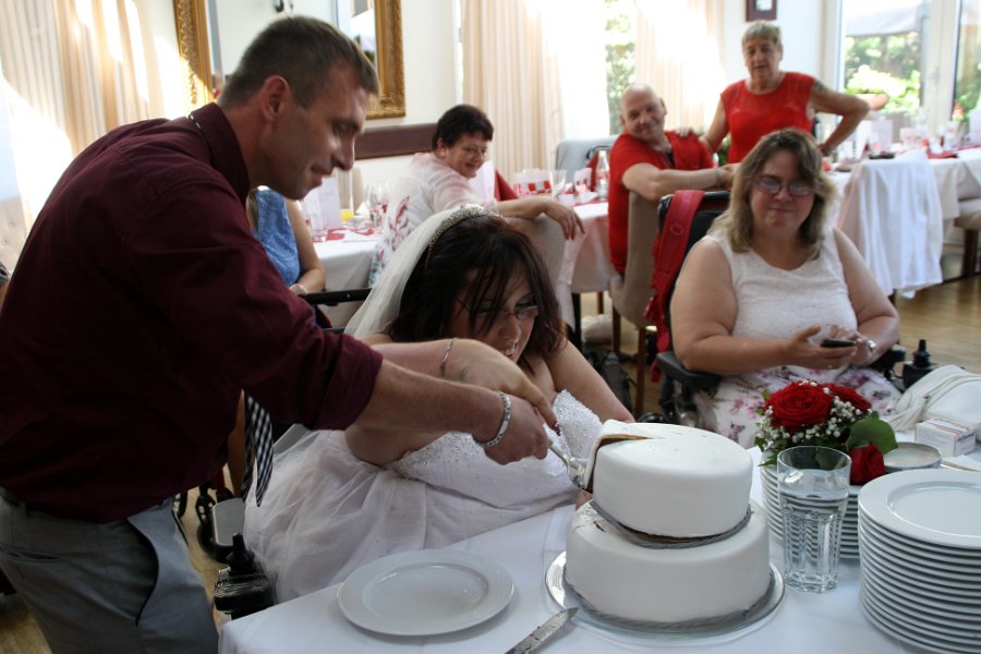 Das Brautpaar schneidet die Torte an