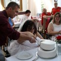 Das Brautpaar schneidet die Torte an
